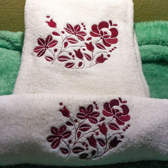 Embroidered Hand Towel with hungarian Kalocsa Design - Picture 4 of 4